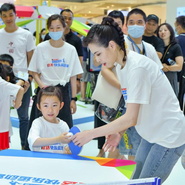 Join Kinder Joy of moving play together with chinese olympic champion – Wu Minxia