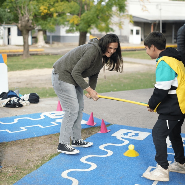 kid playing with a volunteer